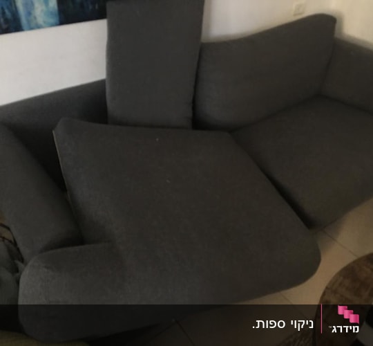 כריות ספה אפורה מונחות בצורה לא מסודרת